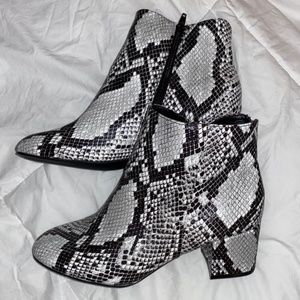 NWOT Adorable Snakeskin Booties